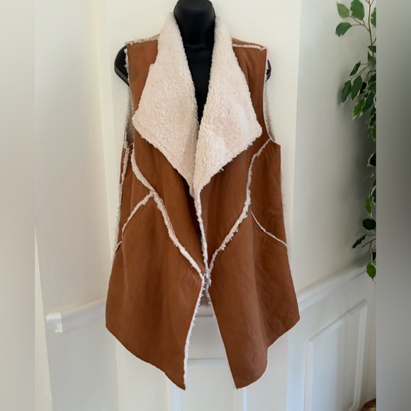 LuLaRoe Jackets & Blazers - LuLaRoe Marlowe Vest